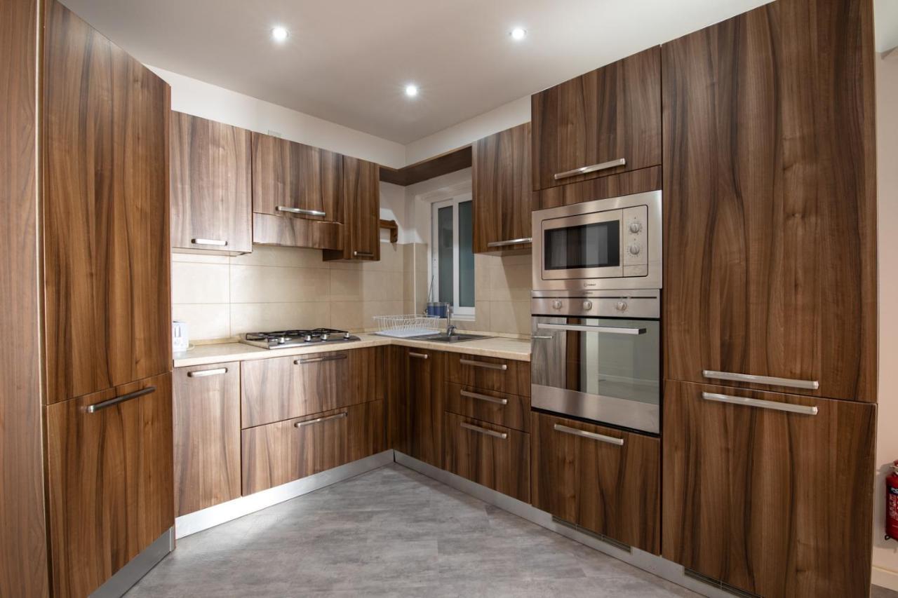 Modern 3 Bedroom & 3 Bathroom Apartment - Near Balluta Bay سانت جوليان المظهر الخارجي الصورة