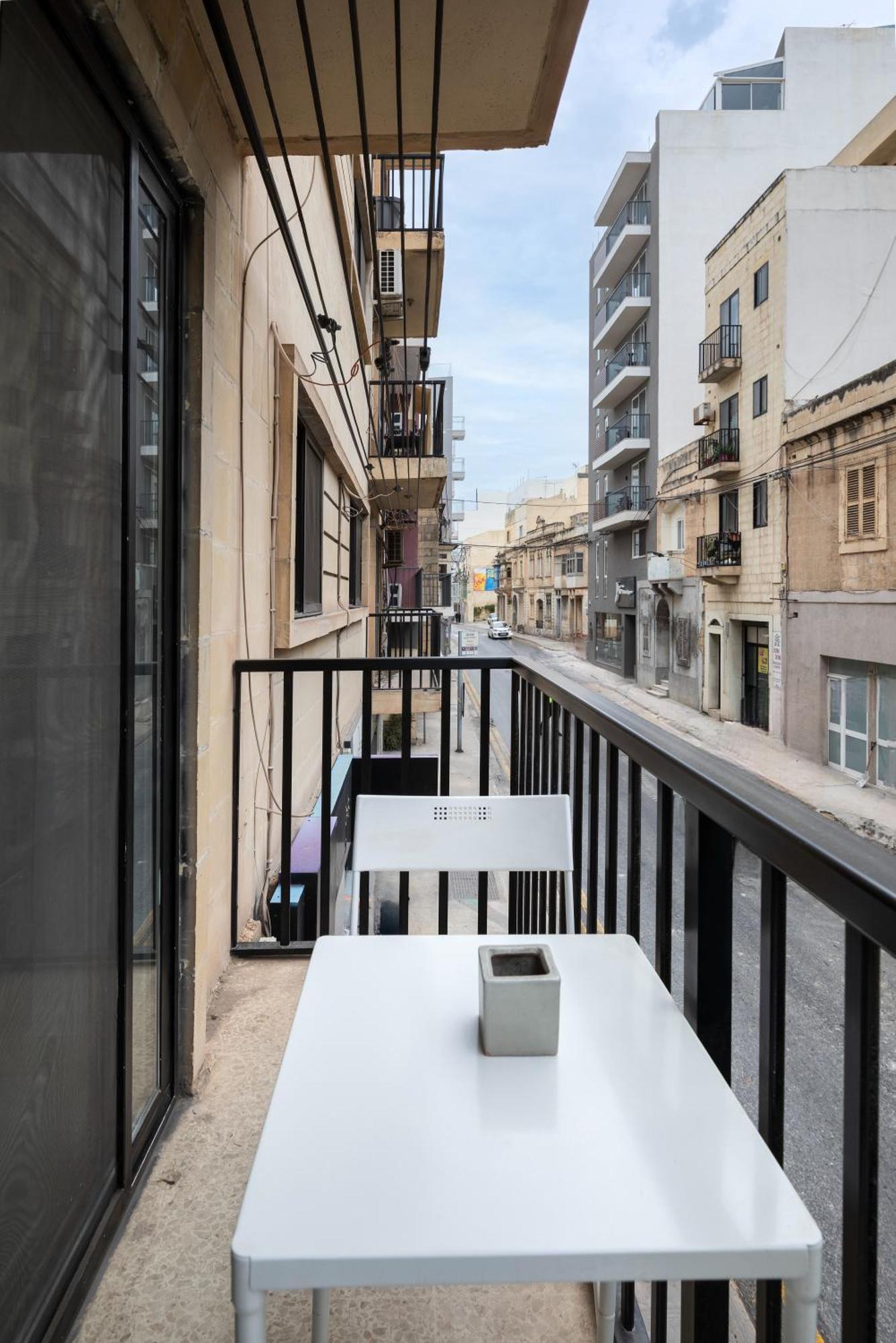 Modern 3 Bedroom & 3 Bathroom Apartment - Near Balluta Bay سانت جوليان المظهر الخارجي الصورة