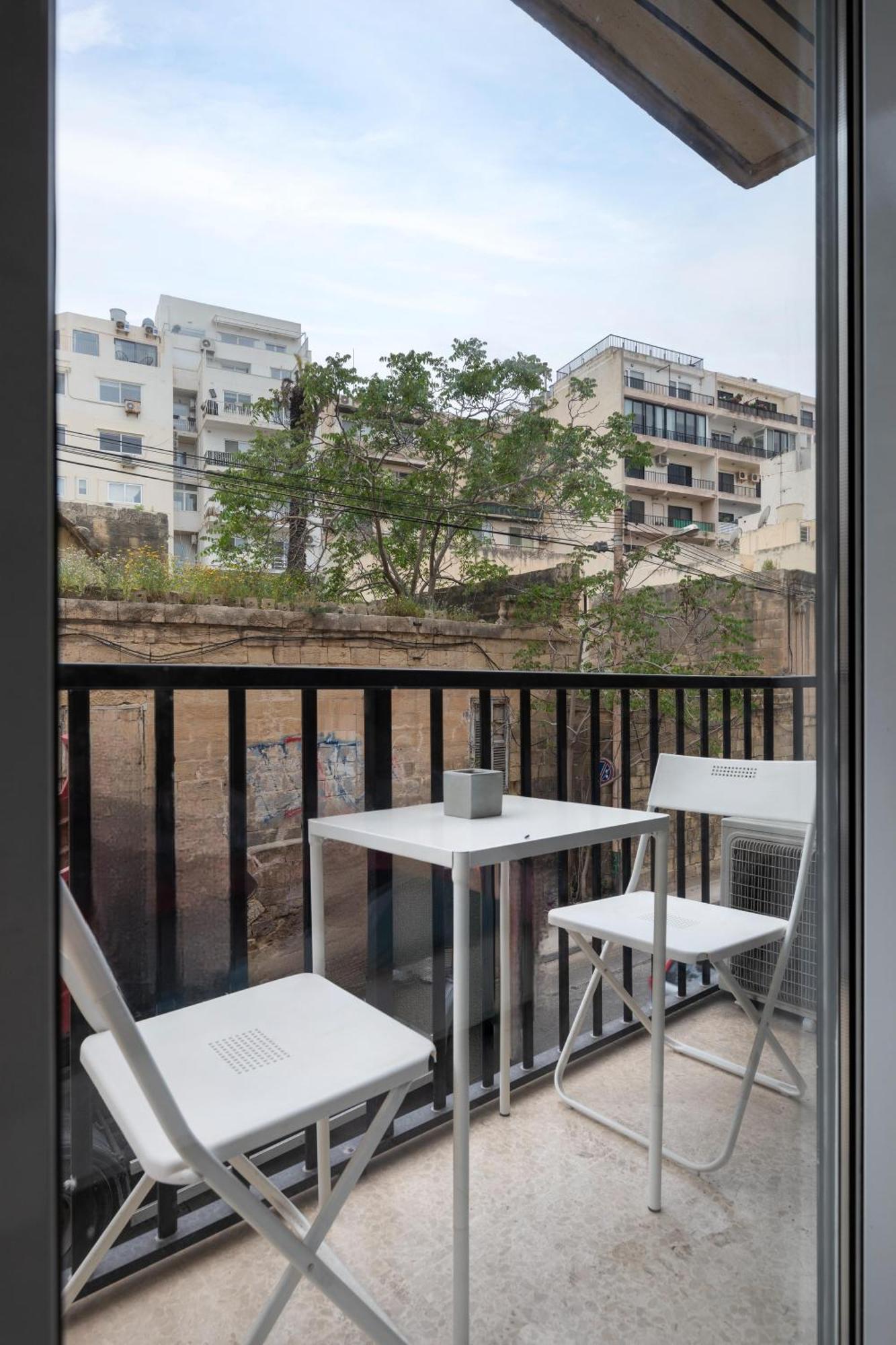 Modern 3 Bedroom & 3 Bathroom Apartment - Near Balluta Bay سانت جوليان المظهر الخارجي الصورة